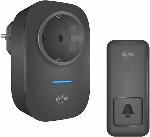 Bouton de sonnette noir et récepteur enfichable Elro installés près d’une porte dans une entrée claire.
